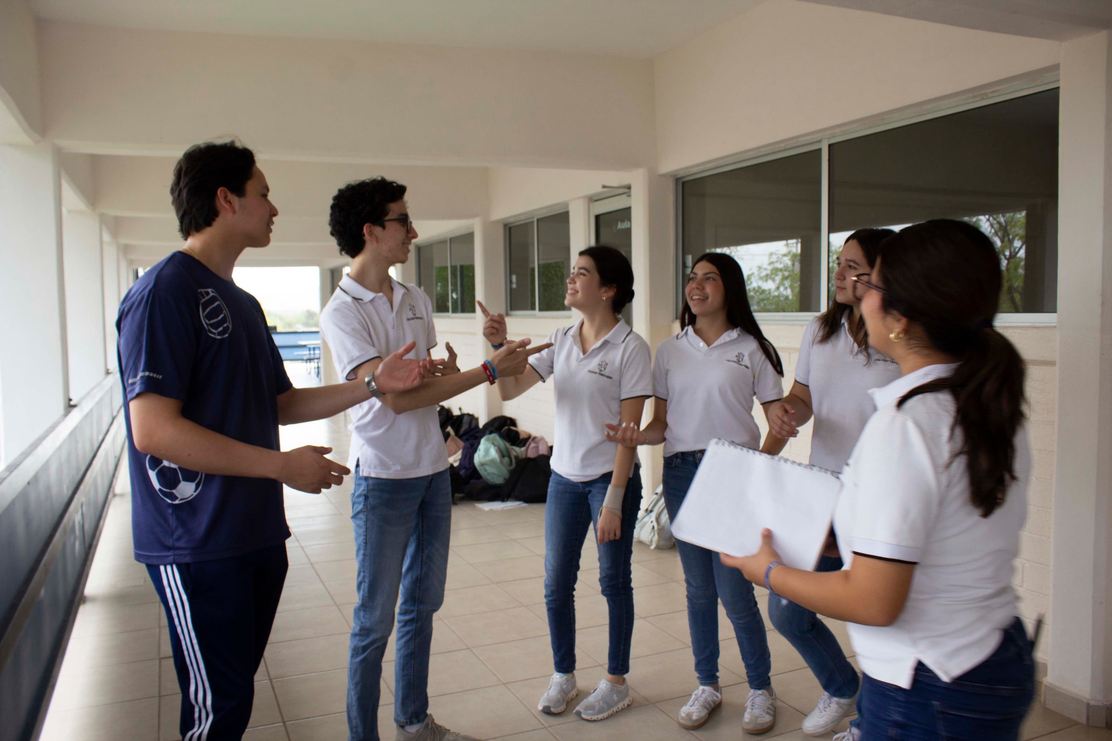 Alumnos de Preparatoria en el Colegio Teresiano